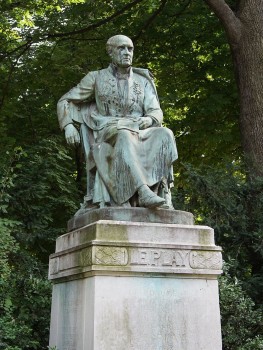 Памятник Ле Пле в Люксембургском саду в Париже